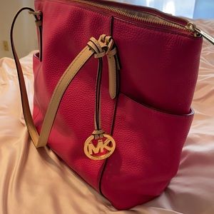 Hot pink Michael Kors purse. In excellent condition!